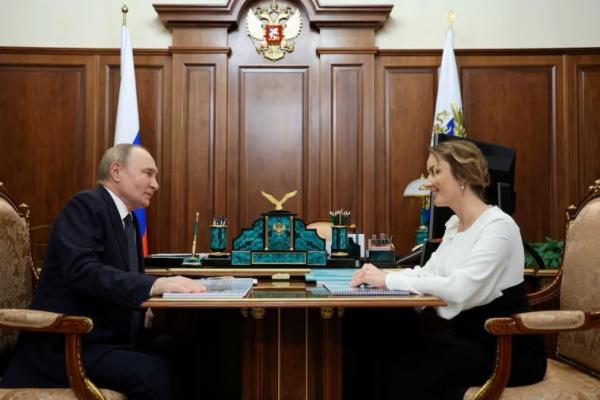 Presiden Rusia Vladimir Putin bertemu dengan Komisioner Presiden untuk Hak Anak Maria Lvova-Belova di Moskow, Rusia 31 Mei 2024. Sputnik via REUTERS 