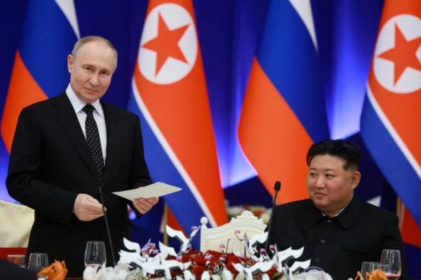 Presiden Rusia Vladimir Putin dan pemimpin Korea Utara Kim Jong Un menghadiri resepsi kenegaraan di Pyongyang, Korea Utara, 19 Juni 2024. Sputnik via REUTERS 