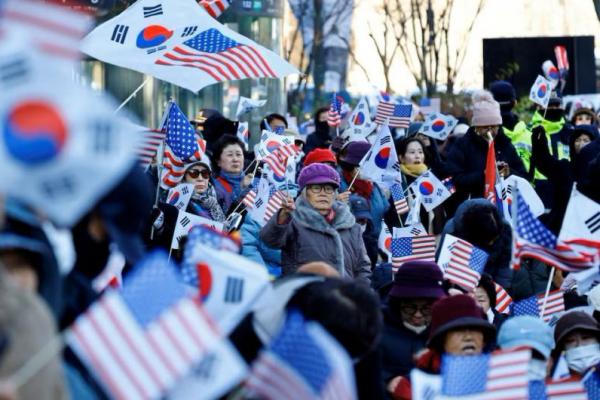 Demonstran dari kelompok konservatif menghadiri rapat umum yang mendukung Presiden Korea Selatan Yoon Suk Yeol di Seoul, Korea Selatan, 4 Desember 2024. REUTERS 