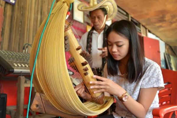 Ilustrasi, seorang wanita sedang memainkan alat musik tradisional sasando (Foto: Kemenparekraf) 