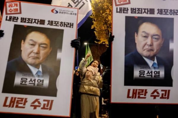 Demonstran memegang plakat selama protes mengutuk deklarasi darurat militer di Seoul, Korea Selatan, 5 Desember 2024. REUTERS 