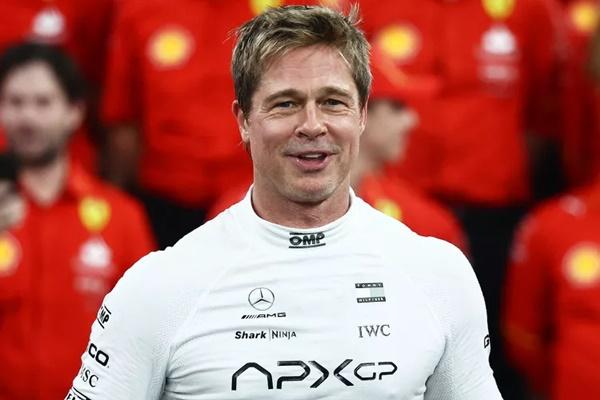 Brad Pitt muncul di lokasi syuting film barunya F1, Kamis (5/12/2024) di Abu Dhabi, Uni Emirat Arab saat tim produksi memfilmkan adegan-adegan menjelang Grand Prix Formula Satu Abu Dhabi akhir pekan ini. (FOTO: GETTY IMAGE) 