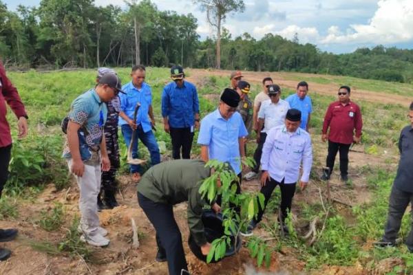 Menteri Desa dan Pembangunan Daerah Tertinggal (Mendes PDT) Yandri Susanto melakukan peletakan batu pertama atau groundbreaking pembangunan Sekolah Menengah Kejuruan (SMK) Berbasis Agribisnis, di Desa Tepian Langsat, Kutai Timur, Kalimantan Timur, Jumat (Foto: Kemendes PDT) 