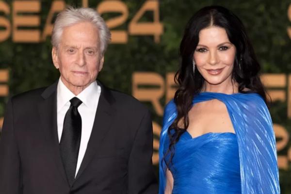 Michael Douglas dan Catherine Zeta-Jones menghadiri Upacara Pembukaan Festival Film Internasional Laut Merah 2024 pada tanggal 5 Desember 2024 di Jeddah, Arab Saudi. (FOTO: GETTY IMAGE) 