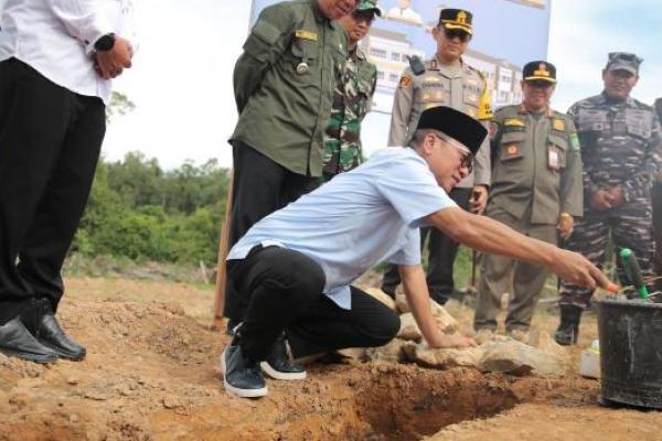 Menteri Desa, Pembangunan Daerah Tertinggal Yandri Susanto mengunjungi Desa Tepian Langsat, Kecamatan Bengalon, Kabupaten Kutai Timur, Kalimantan Timur (Kaltim), pada Jumat (Foto: Kemendes PDT) 