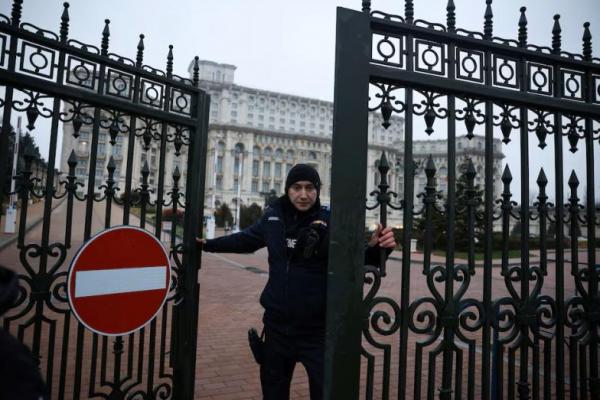 Seorang anggota Jandarmeria menutup gerbang Istana Parlemen, setelah pengadilan tinggi Rumania menganulir hasil putaran pertama pilpres di Bucharest, Rumania, 6 Desember 2024. REUTERS 