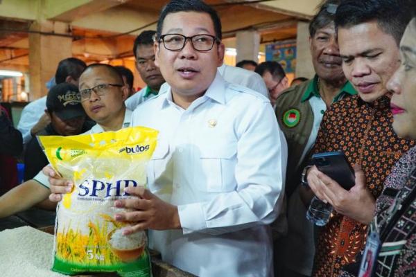 Kepala Badan Pangan Nasional/National Food Agency (NFA)  Arief Prasetyo Adi melakukan pengecekan stok dan harga pangan di Pasar Kebayoran Lama, Jakarta, Jumat (6/12/2024).(foto:NFA) 