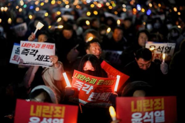 Demonstran yang menuntut pemakzulan Presiden Korea Selatan Yoon Suk Yeol, berkumpul di depan Majelis Nasional di Seoul, Korea Selatan, 6 Desember 2024. REUTERS 