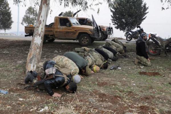 Pejuang pemberontak sholat di pedesaan Homs, setelah melancarkan serangan kilat di Suriah, 7 Desember 2024. REUTERS 