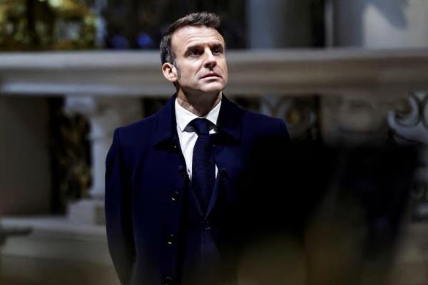 Presiden Prancis Emmanuel Macron mendongak saat berkunjung ke katedral Notre-Dame de Paris di Paris, pada 29 November 2024. Foto via REUTERS 