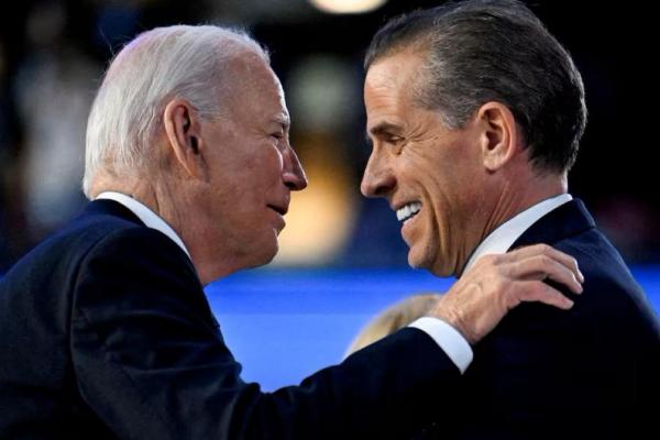 Presiden AS Joe Biden menyapa putranya Hunter Biden di Konvensi Nasional Demokrat di Chicago, Illinois, AS, 19 Agustus 2024. REUTERS 