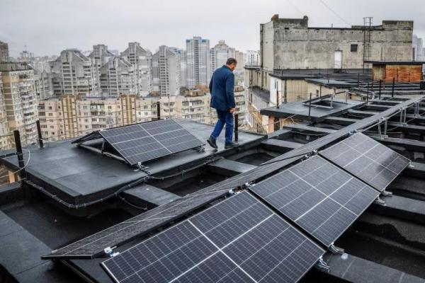 Valerii Pyndyk, kepala dewan asosiasi perumahan, di atap gedung apartemen, di Kyiv, Ukraina, 14 November 2024. REUTERS 