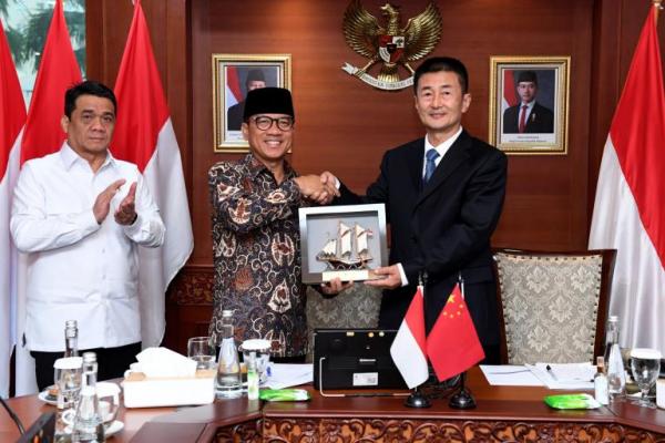 Menteri Desa dan Pembangunan Daerah Tertinggal Yandri Susanto menerima audiensi Delegasi Parlemen Tiongkok yang dipimpin Fan Xiaojun, Anggota Komite Tetap Parlemen Tiongkok, dan Wakil Ketua Komisi Pertanian & Urusan Pedesaan, Kongres Rakyat Nasional Tiongkok (NPC) di Ruang Rapat Menteri, Senin (Foto: Kemendes PDT) 