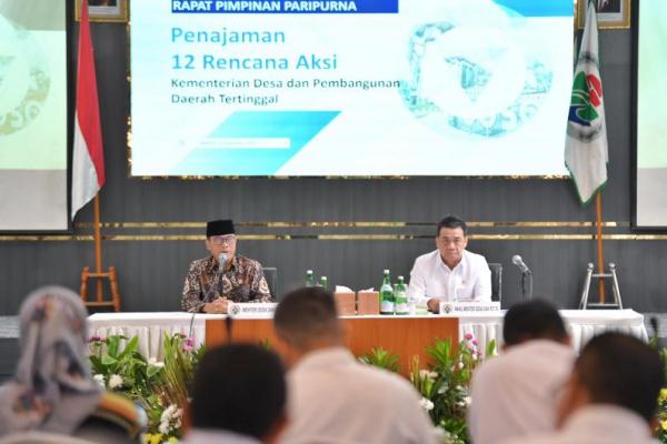 Menteri Desa dan Pembangunan Daerah Tertinggal Yandri Susanto saat memimpin Rapat Pimpinan Paripurna Penajaman 12 Rencana Aksi Kementerian Desa dan Pembangunan Daerah Tertinggal di kantor Kalibata, Jakarta pada Senin (Foto: Kemendes PDT) 