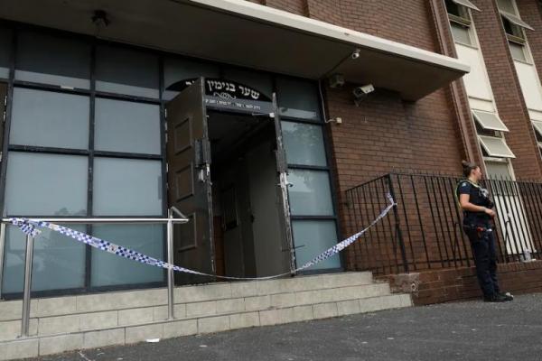 Seorang polisi wanita berjaga di lokasi kebakaran di Sinagoge Adass Israel di Ripponlea, Melbourne, Australia, 6 Desember 2024. AAP via REUTERS 