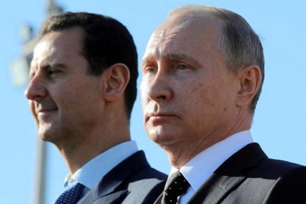 Presiden Rusia Vladimir Putin dan Presiden Suriah Bashar al-Assad mengunjungi pangkalan udara Hmeymim di Provinsi Latakia, Suriah, 11 Desember 2017. Sputnik via REUTERS 