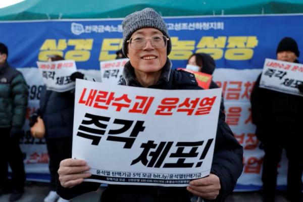 Lee Chul-woo, 70 tahun, yang disiksa selama gerakan demokrasi mahasiswa pada tahun 80-an, ikut unjuk rasa di Seoul, Korea Selatan, 6 Desember 2024. REUTERS 