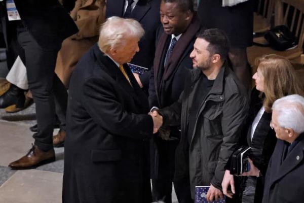 Presiden AS terpilih Donald Trump bertemu Presiden Ukraina Volodymr Zelenskiy saat upacara pembukaan kembali Katedral Notre-Dame de Paris di Paris, Prancis, 7 Desember 2024. Foto via REUTERS 