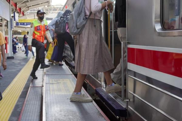 Foot step di kereta rel listrik (KRL). Foto: dok. katakini 