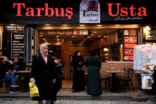 Orang-orang berkumpul di depan restoran yang menyajikan masakan Arab di Istanbul, Turki, 4 Desember 2024. REUTERS 