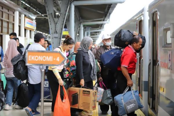 Penumpang kereta api di Stasiun Senen, Jakarta. Foto: dok. katakini 