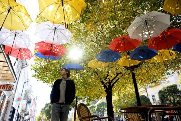 Remaja Ukraina Roman Biletskyi, 18 tahun, berjalan di kota Kosice, Slovakia, 21 Oktober 2024. REUTERS 