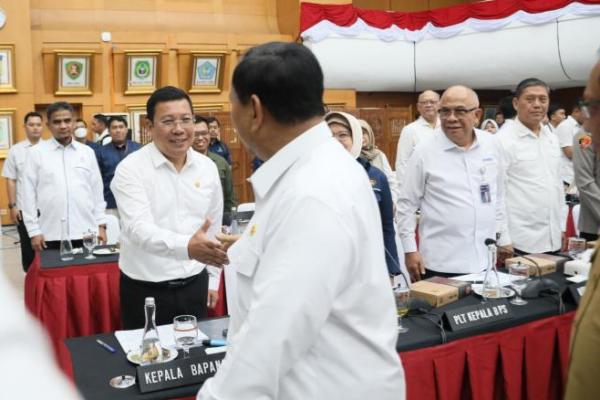 Kepala Badan Pangan Nasional/National Food Agency (NFA) Arief Prasetyo Adi berjabat tangan dengan Presiden Prabowo Subianto dalam Rapat Koordinasi Pengendalian Inflasi Daerah di Kemendagri, yang dihadiri langsung oleh Presiden Prabowo Subianto, di Gedung Kemendagri,Jakarta, Senin (9/12/2024). (foto:NFA) 