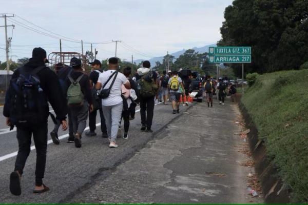 Migran berjalan di sepanjang jalan menuju perbatasan utara dengan AS, di pinggiran Tapachula, Meksiko 2 Desember 2024, 2024. REUTERS 