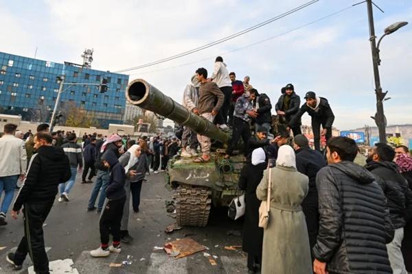 Rakyat Suriah merayakan momen kejatuhan reziM al-Assad di Umayyad Square, Damaskus. (FOTO: AFP) 