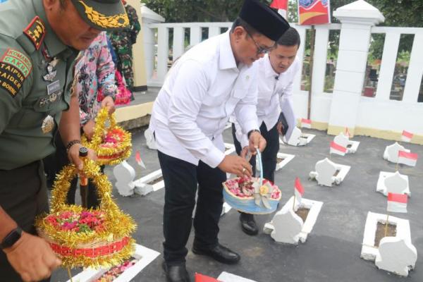 Wakil Menteri Transmigrasi, Viva Yoga Mauladi memimpin Tabur Bunga di Makam Pionir Transmigrasi Sukra, Kabupaten Indramayu, Jawa Barat pada Selasa (Foto: Ist) 