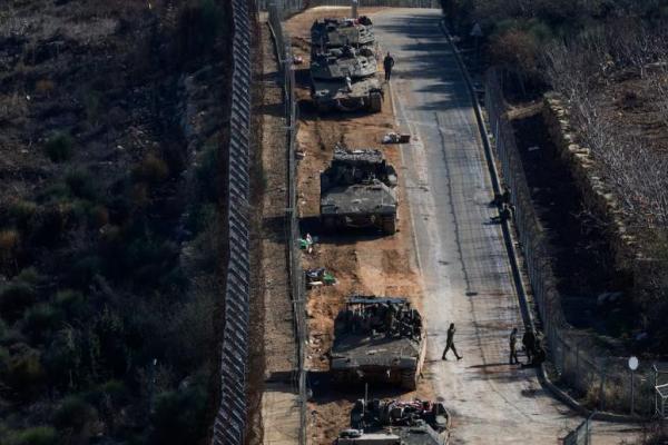 Tentara Israel berkumpul di dekat garis gencatan senjata antara Suriah dan Dataran Tinggi Golan yang diduduki Israel, 9 Desember 2024. REUTERS 