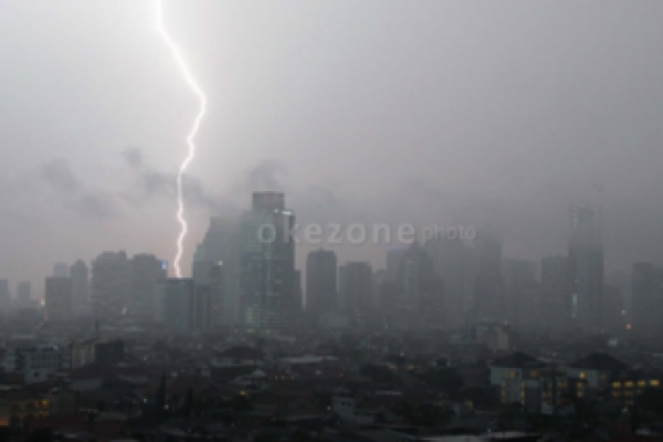 Guna menghadapi hujan ekstrem, pemerintah melakukan modifikasi cuaca, terutama di wilayah Jakarta. (foto:hujan ekstrem di Jakarta) 