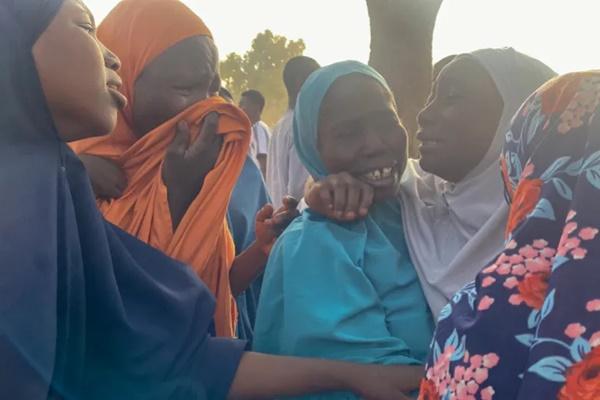 Para wanita bereaksi saat anak-anak yang dibebaskan setelah diculik oleh orang-orang bersenjata di Kuriga berkumpul kembali dengan keluarga mereka pada 28 Maret 2024. (FOTO: AFP) 