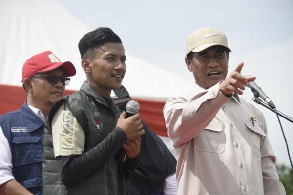 Menteri Pertanian (Mentan) Amran Sulaiman bersama Marwan (24), petani muda asal Lhoksukon, saat apel Brigade Pangan di Lhoksukon, Aceh Utara (Foto: Kementan) 