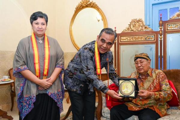 Ketua MPR RI Ahmad Muzani bersama Wakil Ketua MPR Lestari Moerdijat melakukan kunjungan ke Kesunanan Surakarta Hadiningrat, di Kompleks Keraton Surakarta, Kota Surakarta, Jawa Tengah, Salasa (Foto: Humas MPR) 