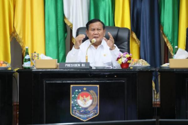 Presiden Prabowo Subianto memberi sambutan dalam Rapat Koordinasi Pengendalian Inflasi Tahun 2024, di Kementerian Dalam Negeri, Jakarta, Senin (9/12/2024),(foto:NFA) 