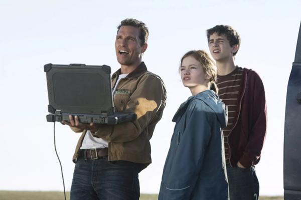 Matthew McConaughey, Mackenzie Foy, dan Timothee Chalamet dalam film Interstellar tahun 2014. (FOTO; SHUTTERSTOCK) 