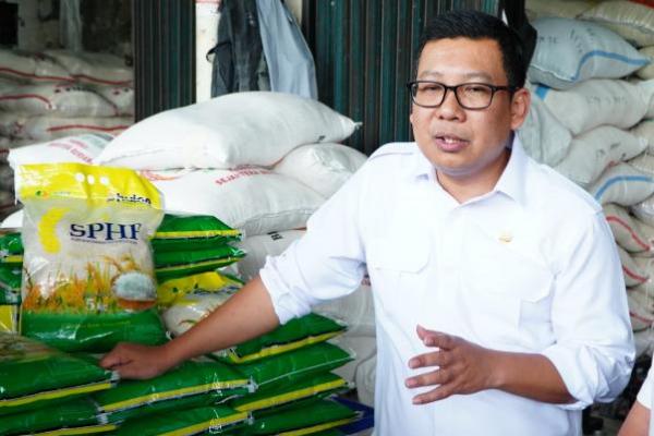 Kepala Badan Pangan Nasional/National Food Agency (NFA)  Arief Prasetyo Adi memastikan stok pangan strategis menjelang Nataru 2024-2025 memadai dan dengan harga wajar. (foto:NFA) 