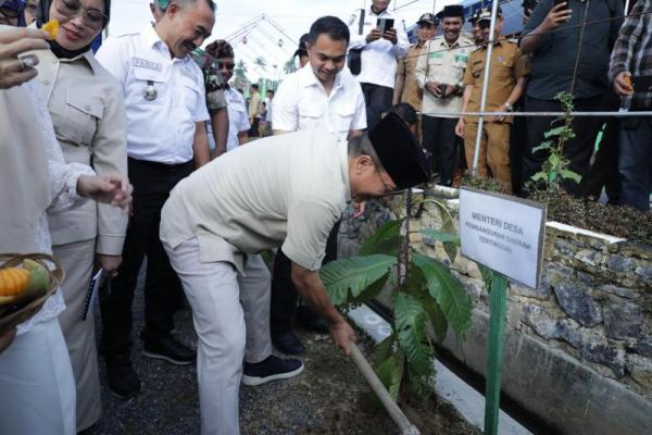 Menteri Desa dan Pembangunan Daerah Tertinggal (Mendes PDT) Yandri Susanto Launching dan Diseminasi Program dan Kegiatan Desa Inovasi Jangka Menengah di Desa Laramo, Kabupaten Konawe Utara, Rabu (foto: Kemendes PDT) 