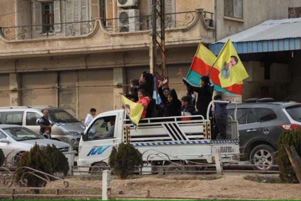 Orang-orang yang melambaikan bendera naik di belakang truk setelah pemberontak menggulingkan Presiden Bashar al-Assad, di Qamishli, Suriah 8 Desember 2024. REUTERS 