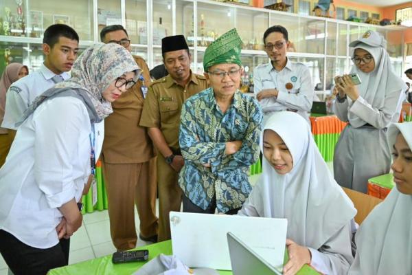 Wakil Menteri Pendidikan Dasar dan Menengah (Wamendikdasmen), Atip Latipulhayat, melakukan kunjungan kerja ke Provinsi Riau dalam rangka peninjauan pembelajaran coding dan artificial intelligence (AI) di SMAN Plus, Riau (Foto: Ist) 