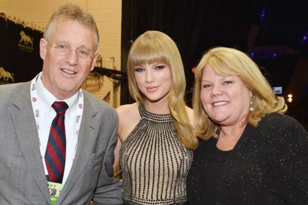 Orangtua Taylor Swift Berbagi Momen Manis di Depan Penonton Selama Pertunjukan Final Eras Tour. (FOTO: GETTY IMAGE) 