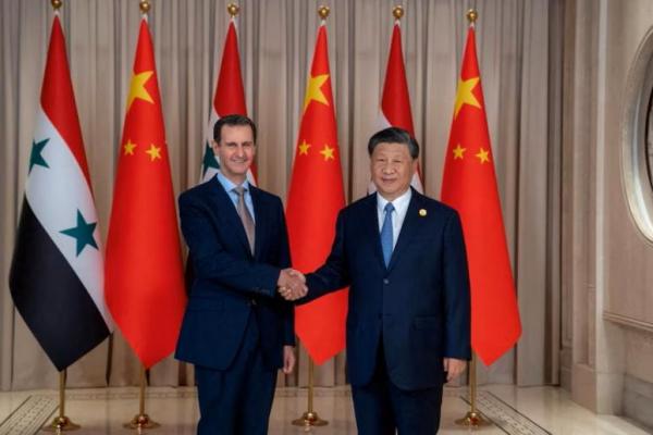 Presiden Tiongkok Xi Jinping berjabat tangan dengan Presiden Suriah Bashar al-Assad di kota Hangzhou timur, 22 September 2023. SANA via REUTERS 