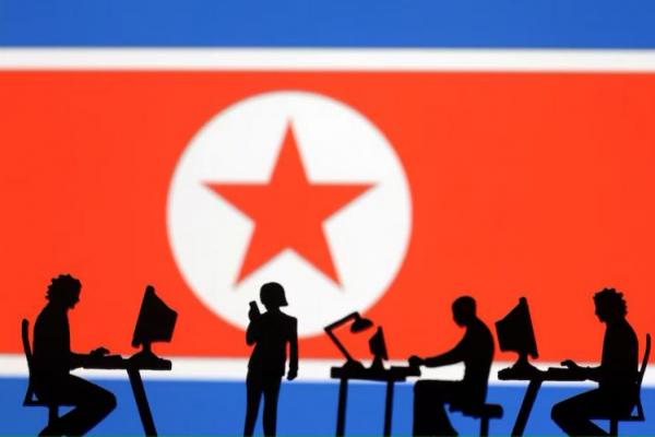 Miniatur orang-orang dengan komputer terlihat di depan bendera Korea Utara dalam ilustrasi ini yang diambil pada 19 Juli 2023. REUTERS 