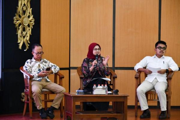 Kepala Biro Hubungan Masyarakat dan Sistem Informasi, Anies Mayangsari Muninggar (tengah) dalam Sarasehan Kehumasan MPR RI dengan tema “Peran MPR RI dalam Sistem Demokrasi di Indonesia” di Universitas Pasundan, Bandung, Kamis (Foto: Humas MPR) 