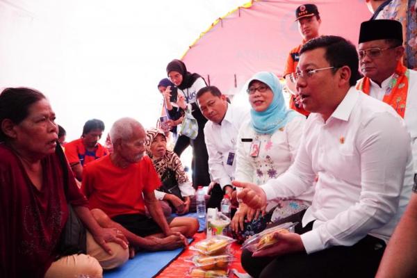 Kepala Badan Pangan Nasional/National Food Agency (NFA)  Arief Prasetyo Adi berdialog dengan masyarakat terdampak kebakaran di Kebon Kosong, Kemayoran, Jakarta, Jumat (13/12/2024).(foto:NFA) 