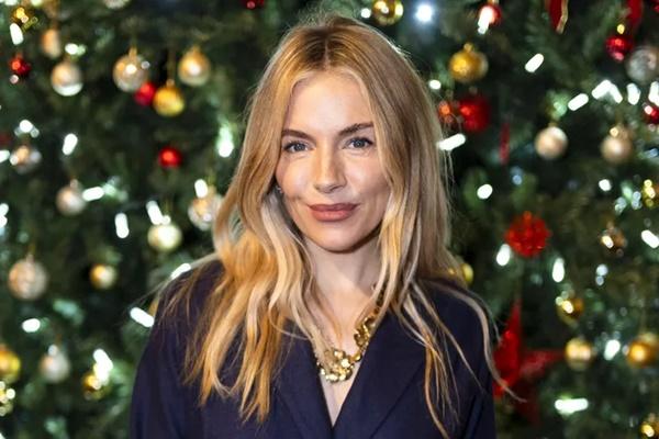 Sienna Miller menghadiri Konser Lagu Natal The King`s Foundation di Gereja St. Paul di Knightsbridge, London. (FOTO: GETTY IMAGE) 