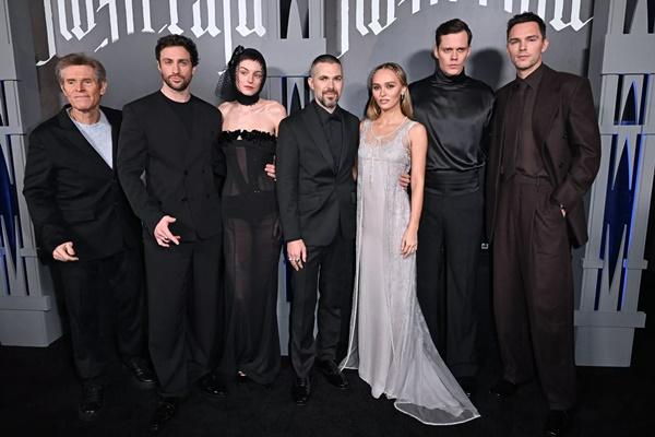 Aktor AS Willem Dafoe, aktor Inggris Aaron Taylor-Johnson, Emma Corrin, pembuat film AS Robert Eggers, aktris Prancis-AS Lily-Rose Depp, aktor Swedia Bill Skarsgard dan aktor Inggris Nicholas Hoult menghadiri pemutaran perdana Nosferatu di Los Angeles. (FOTO: GETTY IMAGE) 