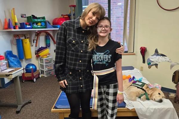 Taylor Swift mengunjungi pasien anak-anak di Rumah Sakit Children`s Mercy Kansas City sehari menjelang hari ulang tahunnya, Kamis (12/12/2024). (FOTO: MEGA) 