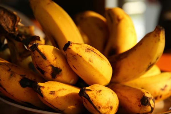 Ilustrasi, pisang salah satu jenis buah dengan kadar gula tinggi (Foto: Unsplash/Fabrizio Frigeni) 